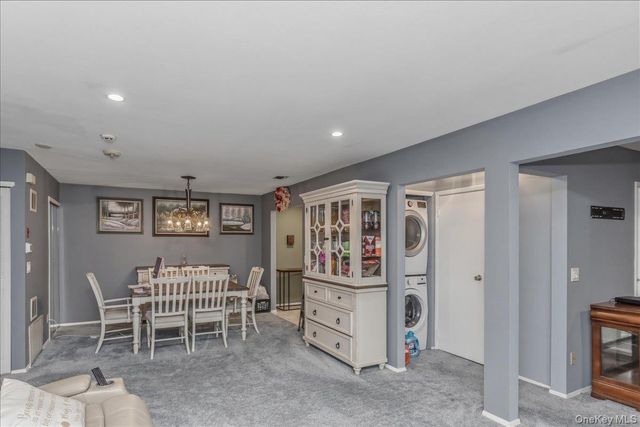 62 Cambridge Drive W, Copiague, NY 11726