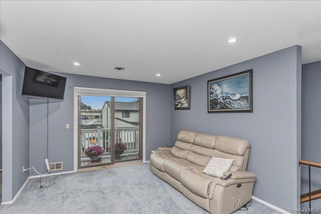 62 Cambridge Drive W, Copiague, NY 11726