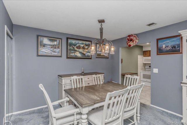 62 Cambridge Drive W, Copiague, NY 11726