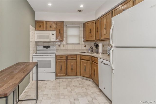 62 Cambridge Drive W, Copiague, NY 11726