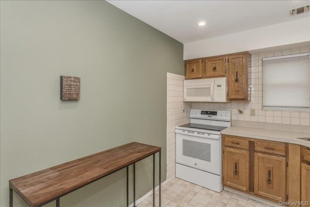 62 Cambridge Drive W, Copiague, NY 11726