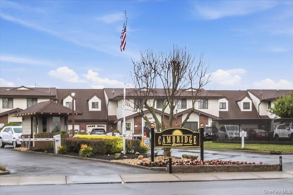 62 Cambridge Drive W, Copiague, NY 11726