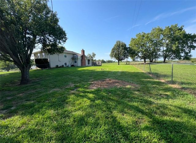 20701 Walker Road, Spring Hill, KS 66083