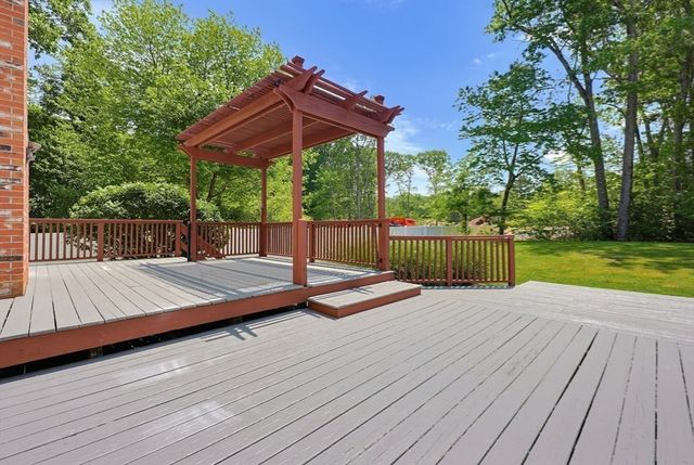 13 Fairway Lane, Medway, MA 02053