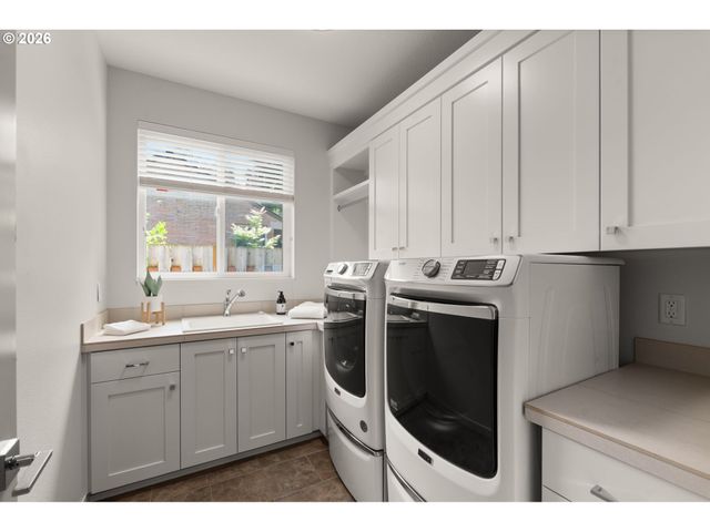 5540 Sw BRUGGER St, Portland, OR 97219