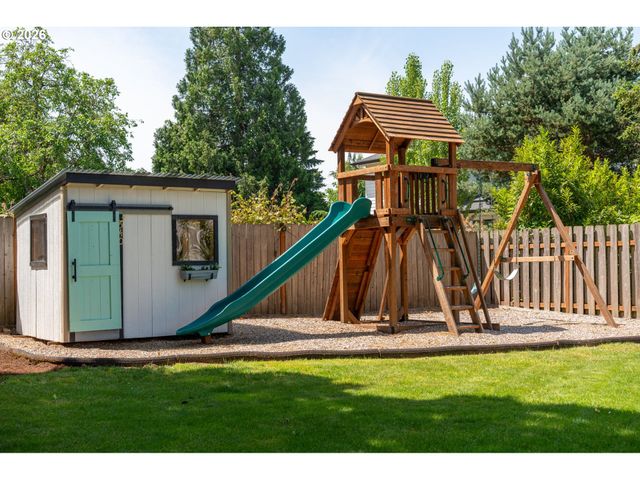 5540 Sw BRUGGER St, Portland, OR 97219