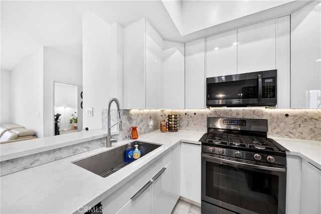 533 S St Andrews Place 408, Los Angeles, CA 90020