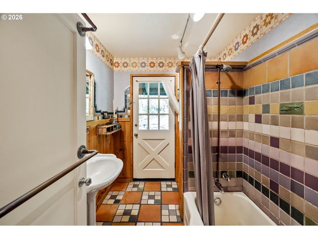 10548 Nw SKYLINE Blvd, Portland, OR 97231