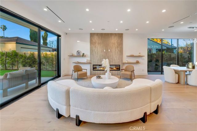 4825 Forman Avenue, North Hollywood, CA 91601