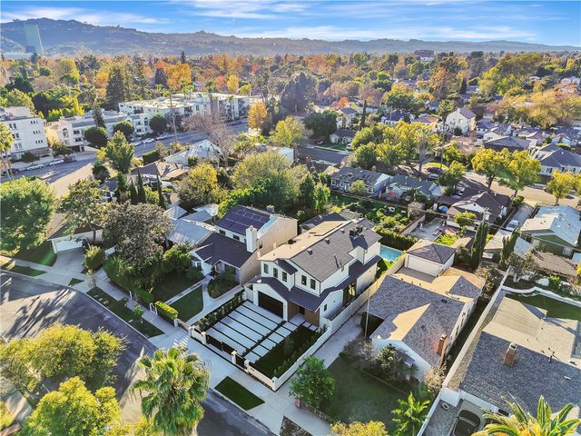 4825 Forman Avenue, North Hollywood, CA 91601