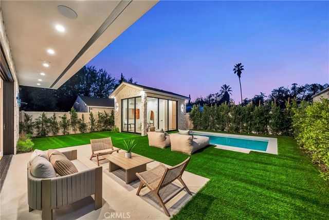 4825 Forman Avenue, North Hollywood, CA 91601