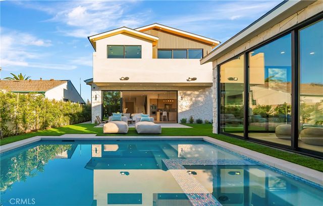 4825 Forman Avenue, North Hollywood, CA 91601