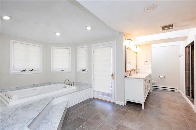 16 Cayuga Rd, Tewksbury, MA 01876