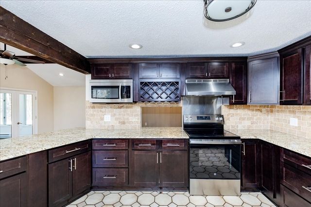 16 Cayuga Rd, Tewksbury, MA 01876