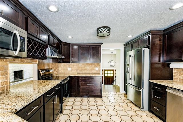 16 Cayuga Rd, Tewksbury, MA 01876