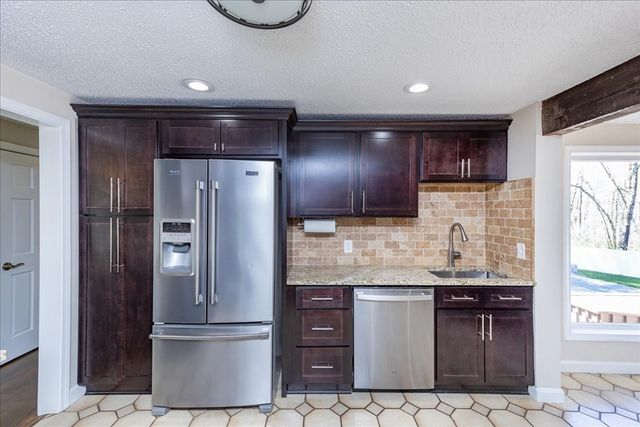 16 Cayuga Rd, Tewksbury, MA 01876
