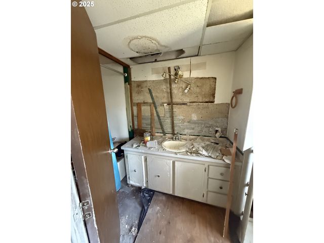 34956 SEAVEY LOOP Rd 66, Eugene, OR 97405