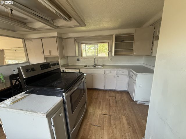 34956 SEAVEY LOOP Rd 66, Eugene, OR 97405