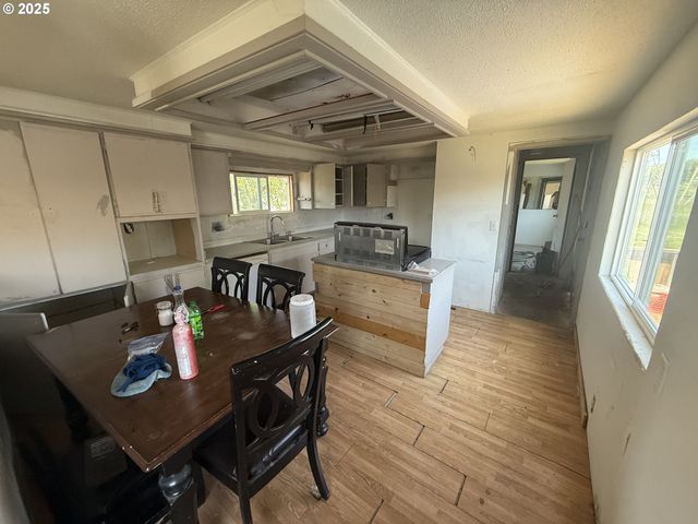 34956 SEAVEY LOOP Rd 66, Eugene, OR 97405