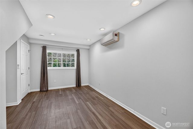 6704 23rd Avenue SW, Seattle, WA 98106