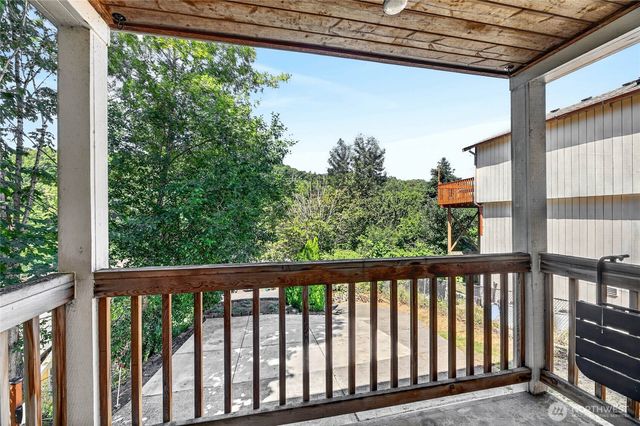 6704 23rd Avenue SW, Seattle, WA 98106