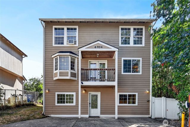 6704 23rd Avenue SW, Seattle, WA 98106