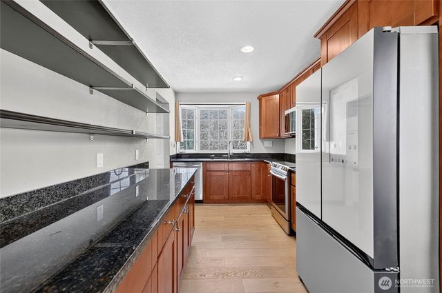 6704 23rd Avenue SW, Seattle, WA 98106