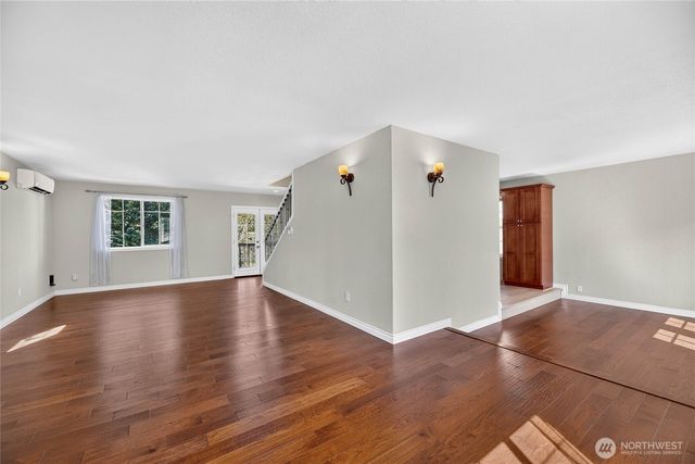 6704 23rd Avenue SW, Seattle, WA 98106