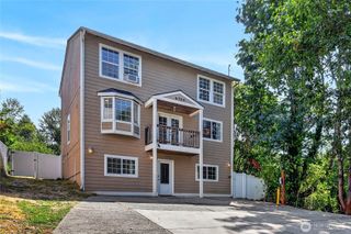 6704 23rd Avenue SW, Seattle, WA 98106