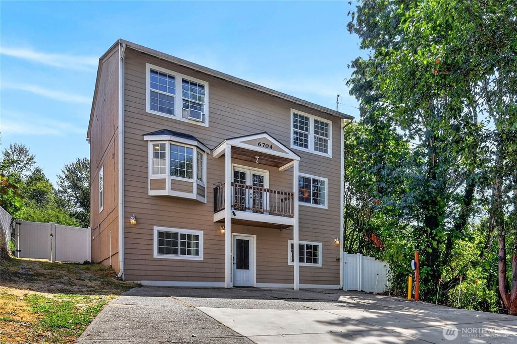 6704 23rd Avenue SW, Seattle, WA 98106