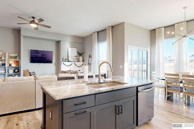 11253 Sunburst Drive, Papillion, NE 68046