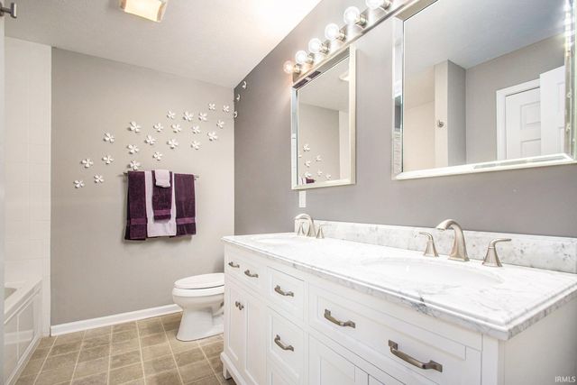 51175 Kendallwood Drive, Granger, IN 46530