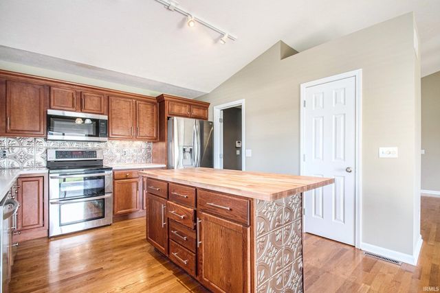 51175 Kendallwood Drive, Granger, IN 46530