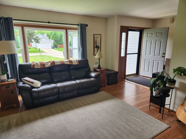827 Boxwood Drive, Crystal Lake, IL 60014