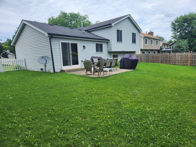 827 Boxwood Drive, Crystal Lake, IL 60014
