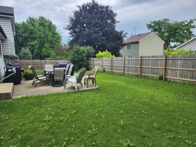 827 Boxwood Drive, Crystal Lake, IL 60014