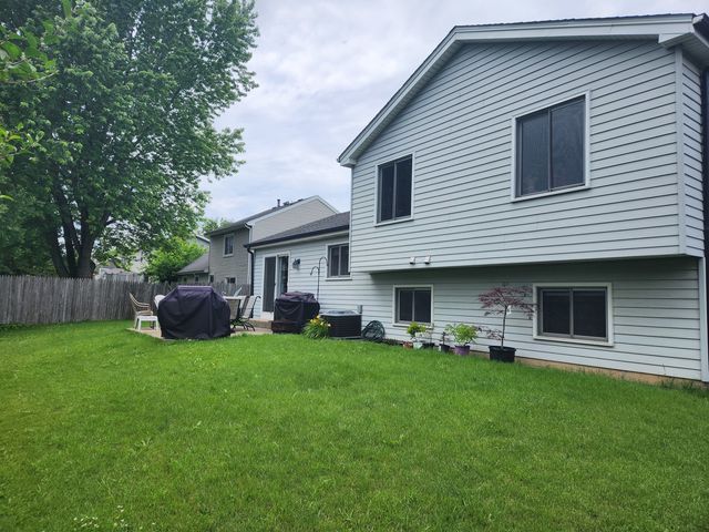 827 Boxwood Drive, Crystal Lake, IL 60014