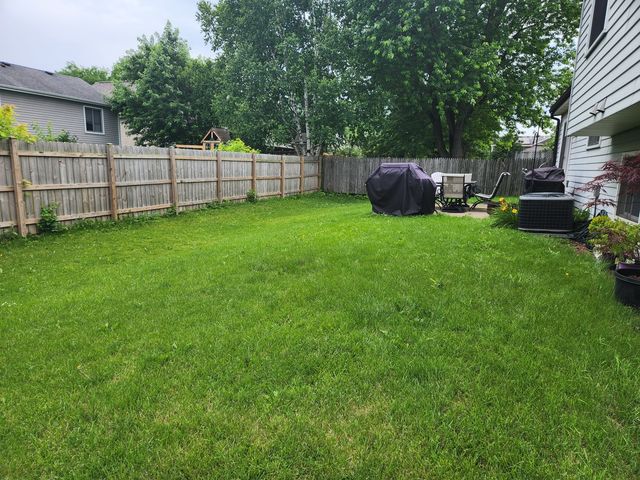 827 Boxwood Drive, Crystal Lake, IL 60014