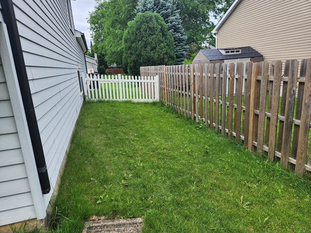 827 Boxwood Drive, Crystal Lake, IL 60014