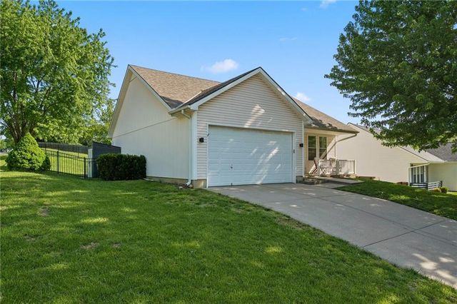 8126 NW 77th Court, Kansas City, MO 64152