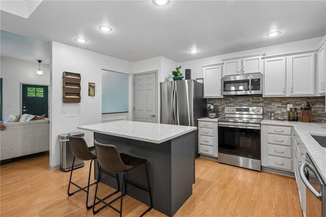 8126 NW 77th Court, Kansas City, MO 64152