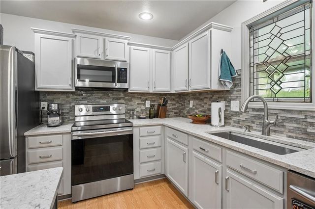 8126 NW 77th Court, Kansas City, MO 64152