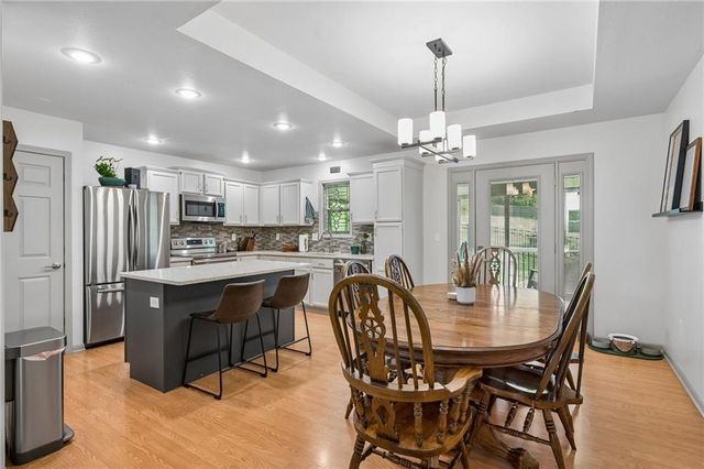 8126 NW 77th Court, Kansas City, MO 64152