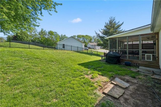 8126 NW 77th Court, Kansas City, MO 64152