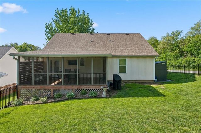 8126 NW 77th Court, Kansas City, MO 64152