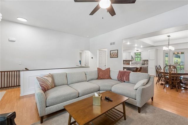 8126 NW 77th Court, Kansas City, MO 64152