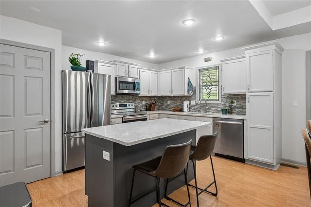 8126 NW 77th Court, Kansas City, MO 64152