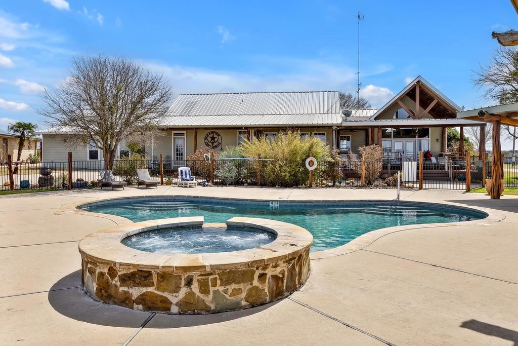 7355 Fm 713 RD, Dale, TX 78616