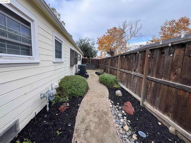 328 W Walnut St, Stockton, CA 95204