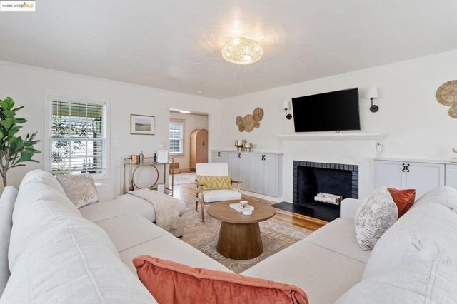 328 W Walnut St, Stockton, CA 95204